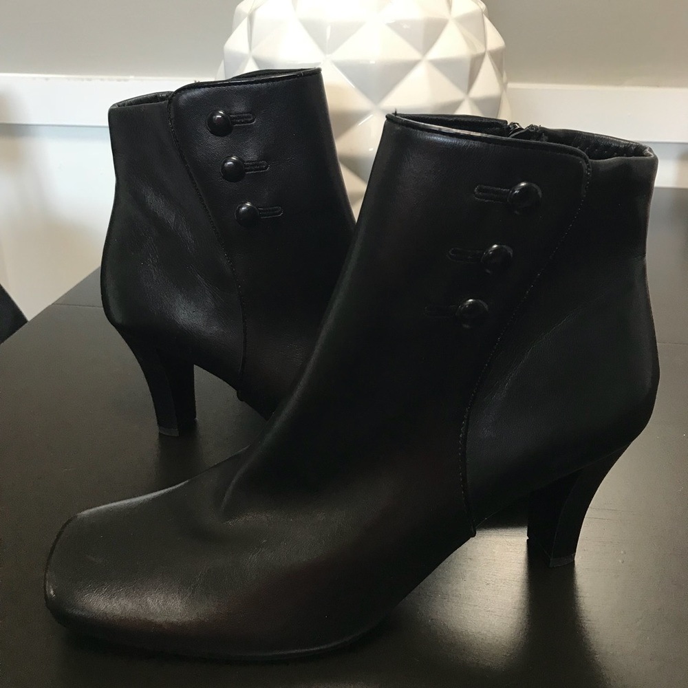 Villager by Liz Claiborne black ankle boots
